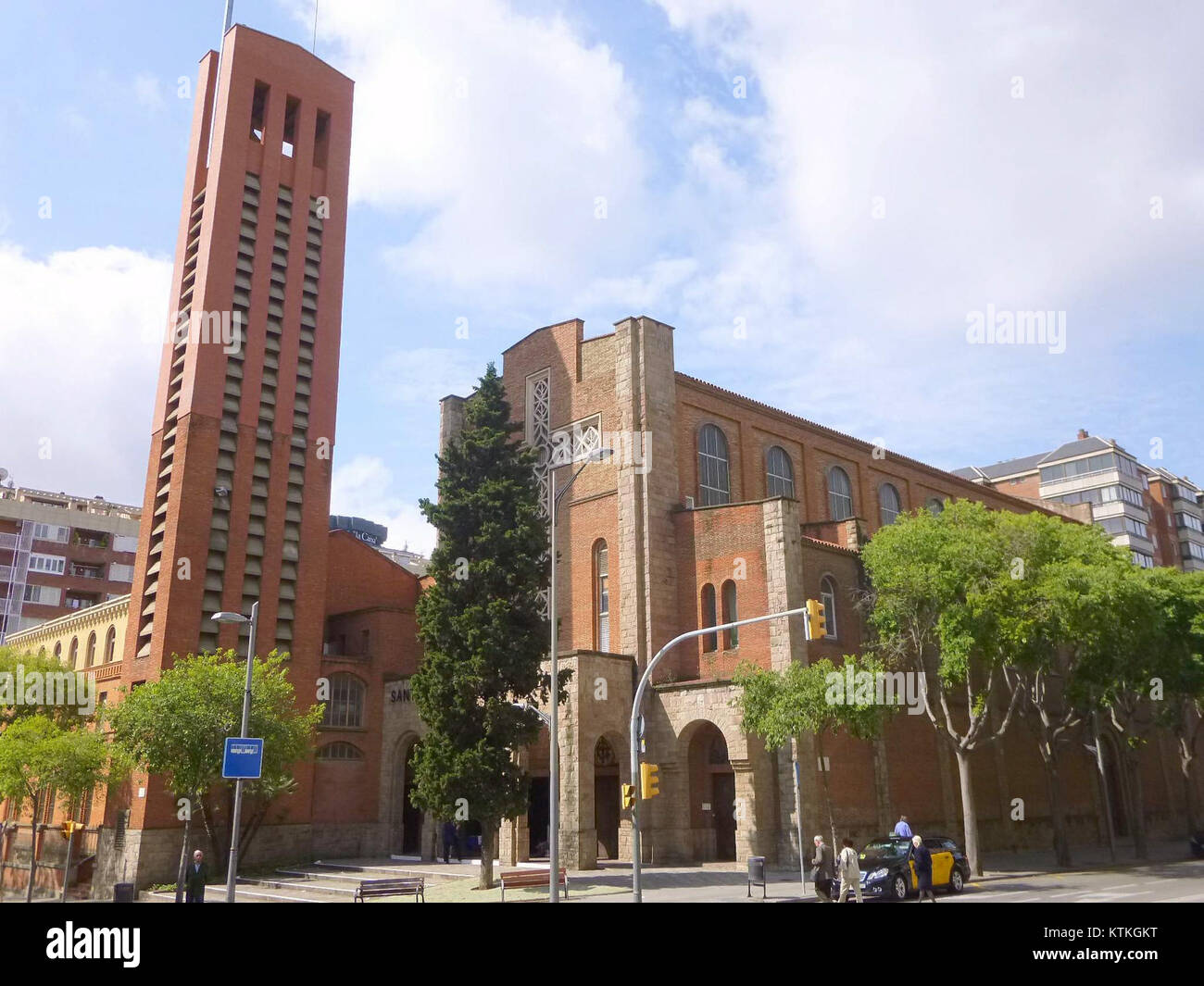 Il Santuari de Santa Gemma di Barcellona è un santuario religioso dedicato alla venerazione di Santa Gemma. Conosciuta per la sua bellezza architettonica e l'atmosfera serena, è un luogo di pellegrinaggio e riflessione spirituale, che offre ai visitatori un luogo di contemplazione e preghiera. Foto Stock
