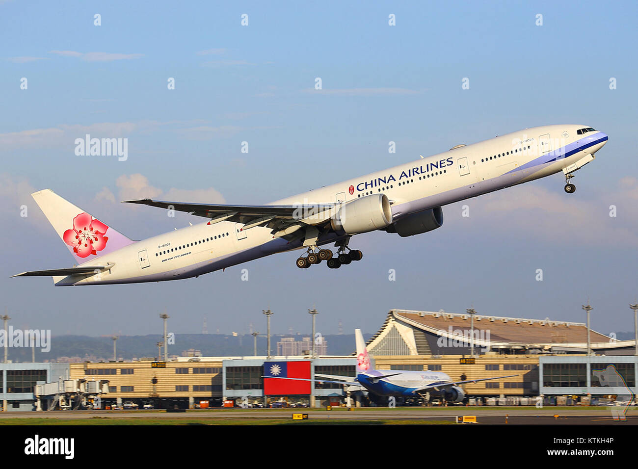 B 18003 è un numero di registrazione di un aeromobile associato a un aereo specifico, che fornisce l'identificazione e il tracciamento per le autorità aeronautiche e gli appassionati. Foto Stock