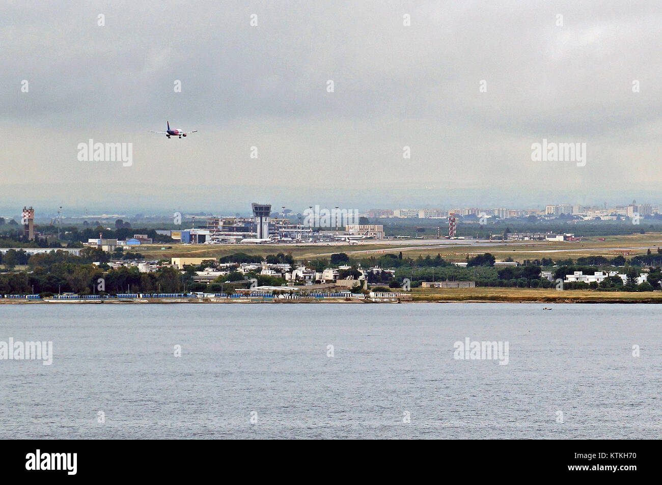 Vista aerea ravvicinata dell'aeroporto di Bari in Italia, ripresa dal mare, che mostra le piste e le infrastrutture circostanti. Foto Stock