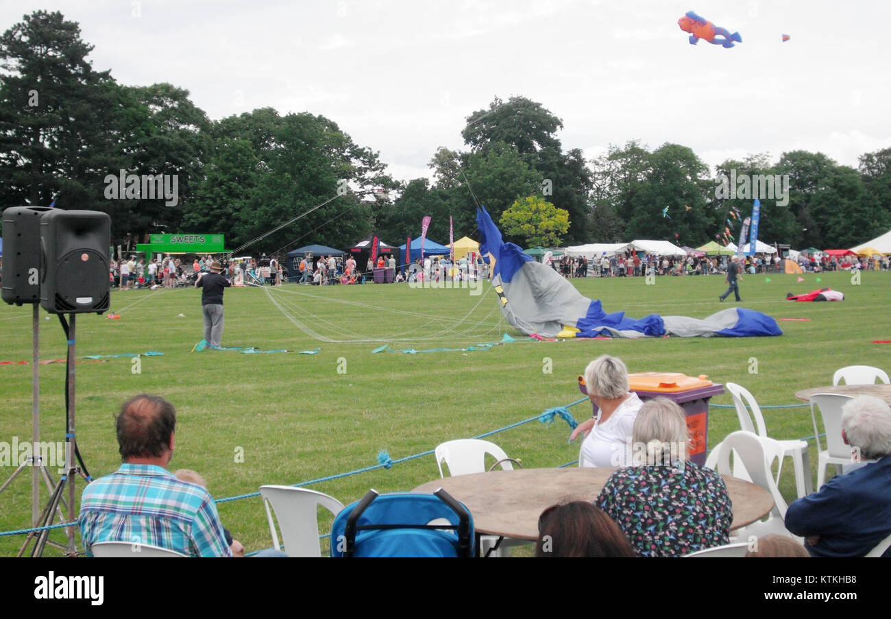 Il Bed Kite Festival 2016, un evento culturale unico, ha riunito artisti e appassionati per celebrare il volo degli aquiloni in varie forme creative. Caratterizzato da aquiloni colorati di tutte le dimensioni e design, l'evento ha messo in evidenza il valore artistico e ricreativo del volo degli aquiloni, oltre a spettacoli e mostre che hanno mostrato l'abilità e l'abilità artigianale dietro gli aquiloni. Foto Stock