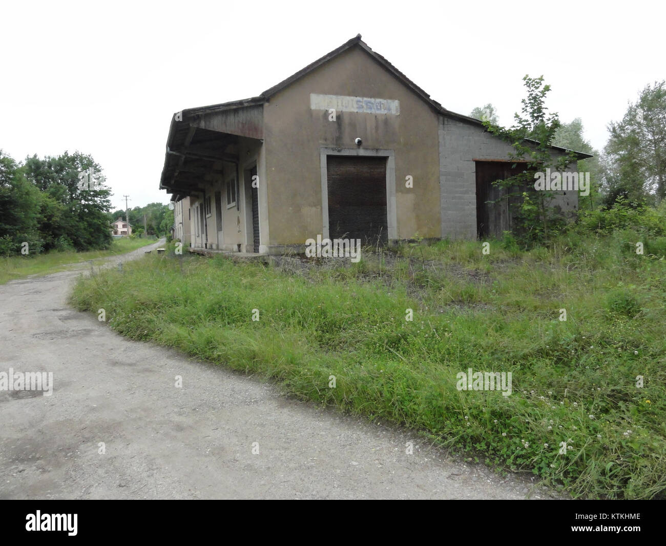 Bataville era una città industriale nella regione della Mosella in Francia, nota per la sua storica stazione ferroviaria. La stazione ha giocato un ruolo chiave nel passato industriale della città e nello sviluppo dei trasporti. Foto Stock
