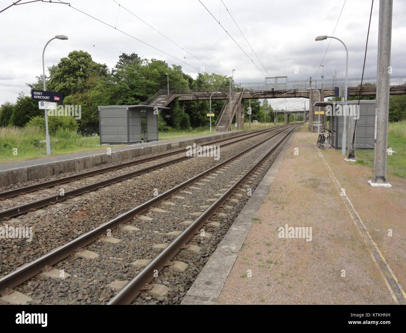 Questa immagine raffigura la stazione ferroviaria di Avricourt, situata nella regione M et M della Francia. La foto mostra le piattaforme ferroviarie e l'architettura della stazione, evidenziando le infrastrutture di trasporto della zona. Foto Stock