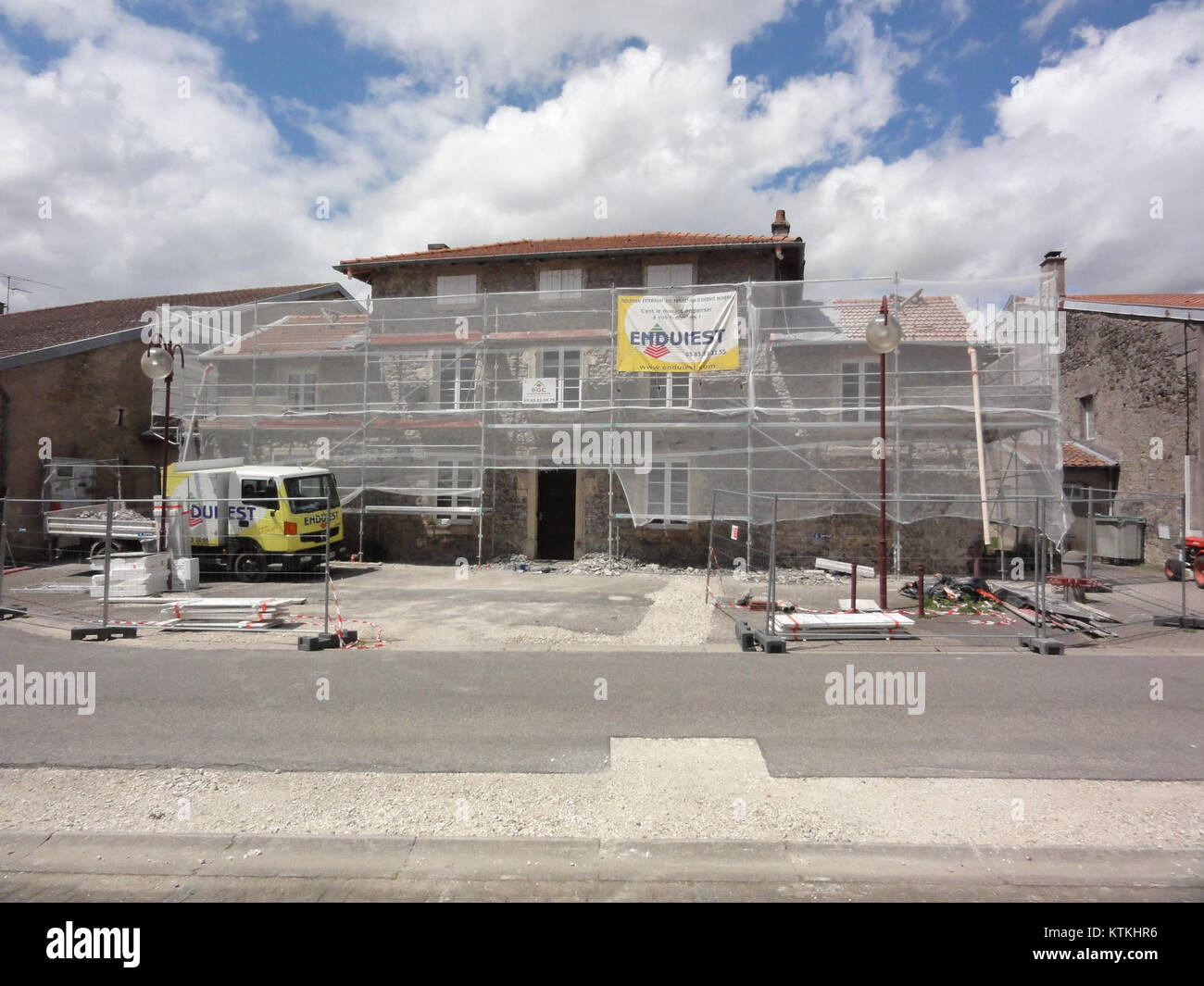 L'Azelot Mairie (municipio) in Francia è in fase di ristrutturazione nel 2016, che mostra i lavori di restauro in corso dell'edificio e il suo significato storico nella regione. Foto Stock