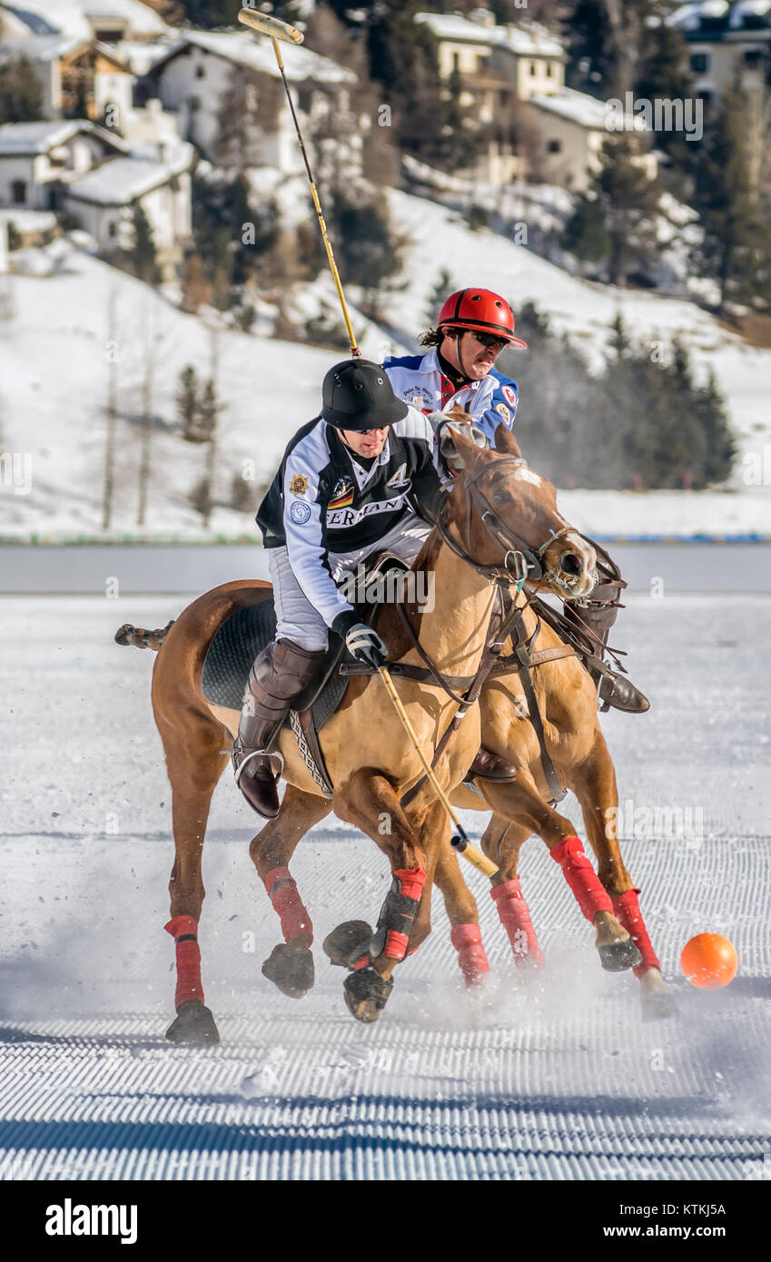Scene durante la gara di polo Francia-Germania durante la Coppa del mondo di polo a St Moritz, Svizzera Foto Stock