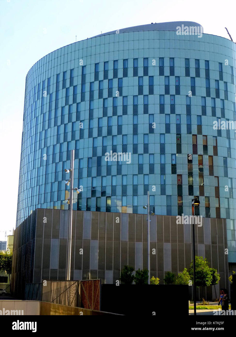 Il Tryp Condal Mar Hotel a Barcellona è conosciuto per il suo design moderno e la sua posizione conveniente. Offre sistemazioni e servizi di alta qualità, rendendolo una scelta popolare sia per i viaggiatori d'affari che per i turisti. Foto Stock