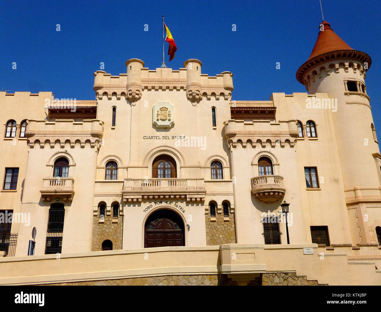 La Cuartel del Bruch è una storica caserma militare situata a Barcellona, in Spagna, costruita alla fine del XIX secolo. Ha svolto un ruolo significativo durante la guerra civile spagnola ed è stato un sito di attività militare. Oggi, l'edificio rimane un importante punto di riferimento architettonico della città. Foto Stock