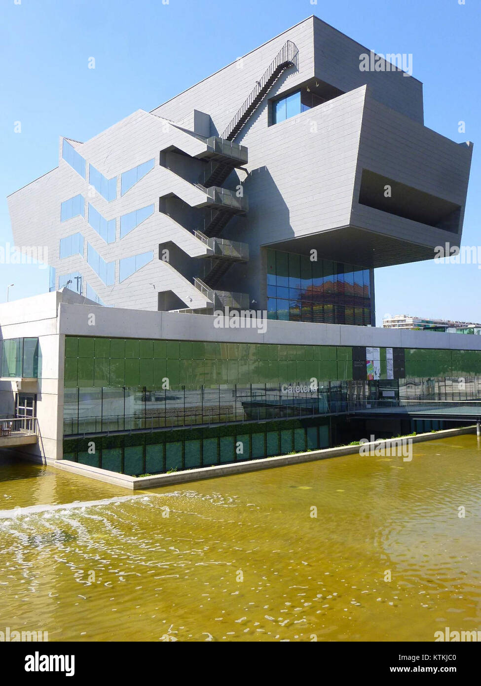 Il Barcelona Disseny Hub è un museo dedicato al design e all'innovazione, che espone una varietà di mostre relative al design, alla moda e alle arti Il Museu del Disseny de Barcelona si concentra sul design moderno e contemporaneo della Spagna e non solo. Foto Stock