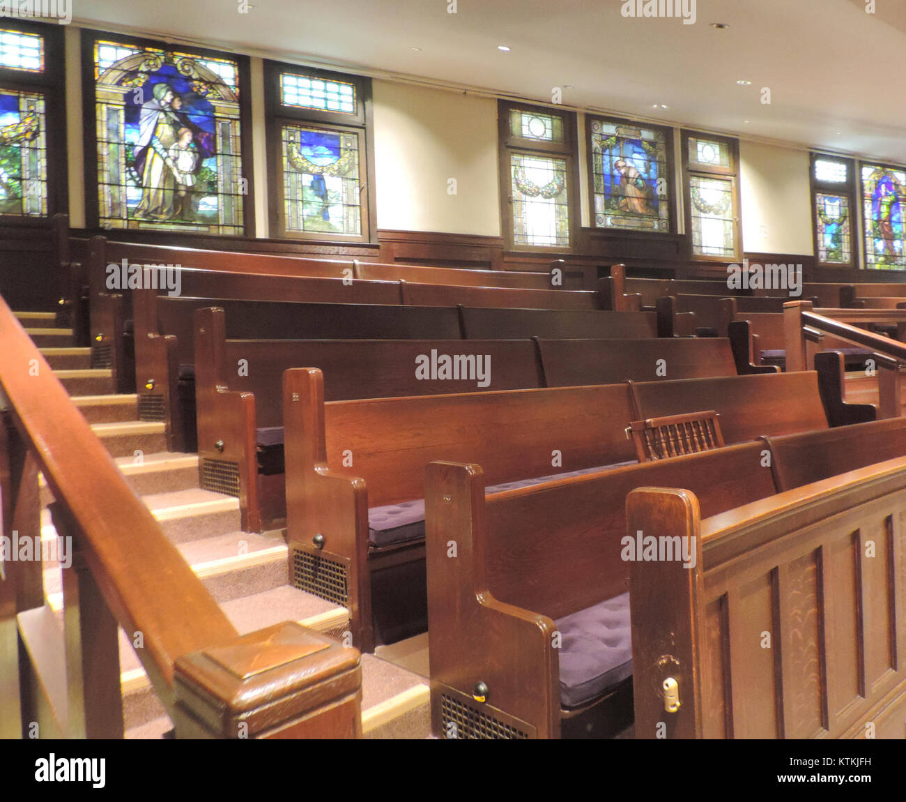Le pedine posteriori e le vetrate colorate della sala concerti della New York Society for Ethical Culture (NYSEC) mettono in mostra gli elementi architettonici e artistici di questo edificio iconico, contribuendo alla sua atmosfera serena. Foto Stock