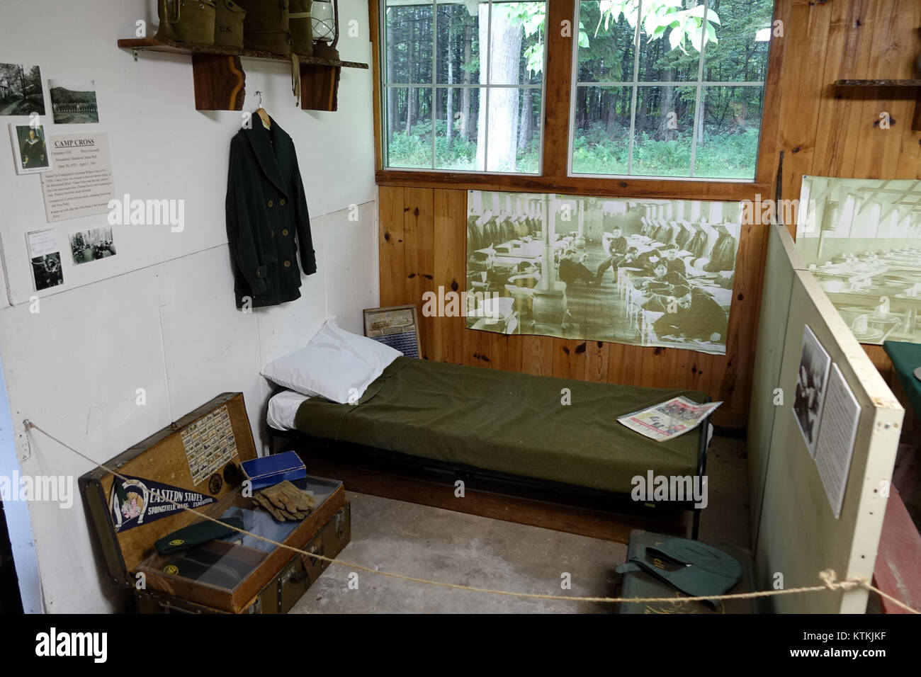 Questa immagine raffigura una mostra presso il Northeast States Civilian Conservation Corps Museum, situato nella Shenipsit State Forest, Stafford Springs, Connecticut, che mostra un letto e gli effetti personali utilizzati dai membri del Civilian Conservation Corps durante la grande depressione. Foto Stock