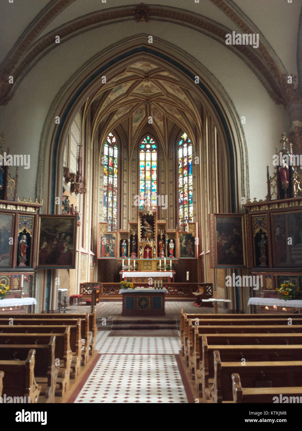 Bergkirche Laudenbach è una chiesa in Germania, nota per il suo caratteristico design degli interni. La chiesa è un ottimo esempio di architettura ecclesiastica tedesca, con una ricca storia che risale a secoli fa. Serve come luogo di culto e patrimonio culturale. Foto Stock