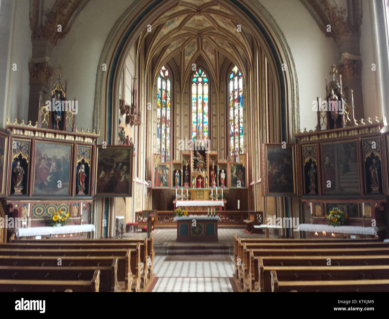 La Bergkirche di Laudenbach è una chiesa storica situata nella città di Laudenbach, nota per la sua complessa architettura interna. La chiesa è stata un importante punto di riferimento religioso e culturale, offrendo uno sguardo unico sulla storia religiosa e sul patrimonio architettonico della regione. Foto Stock