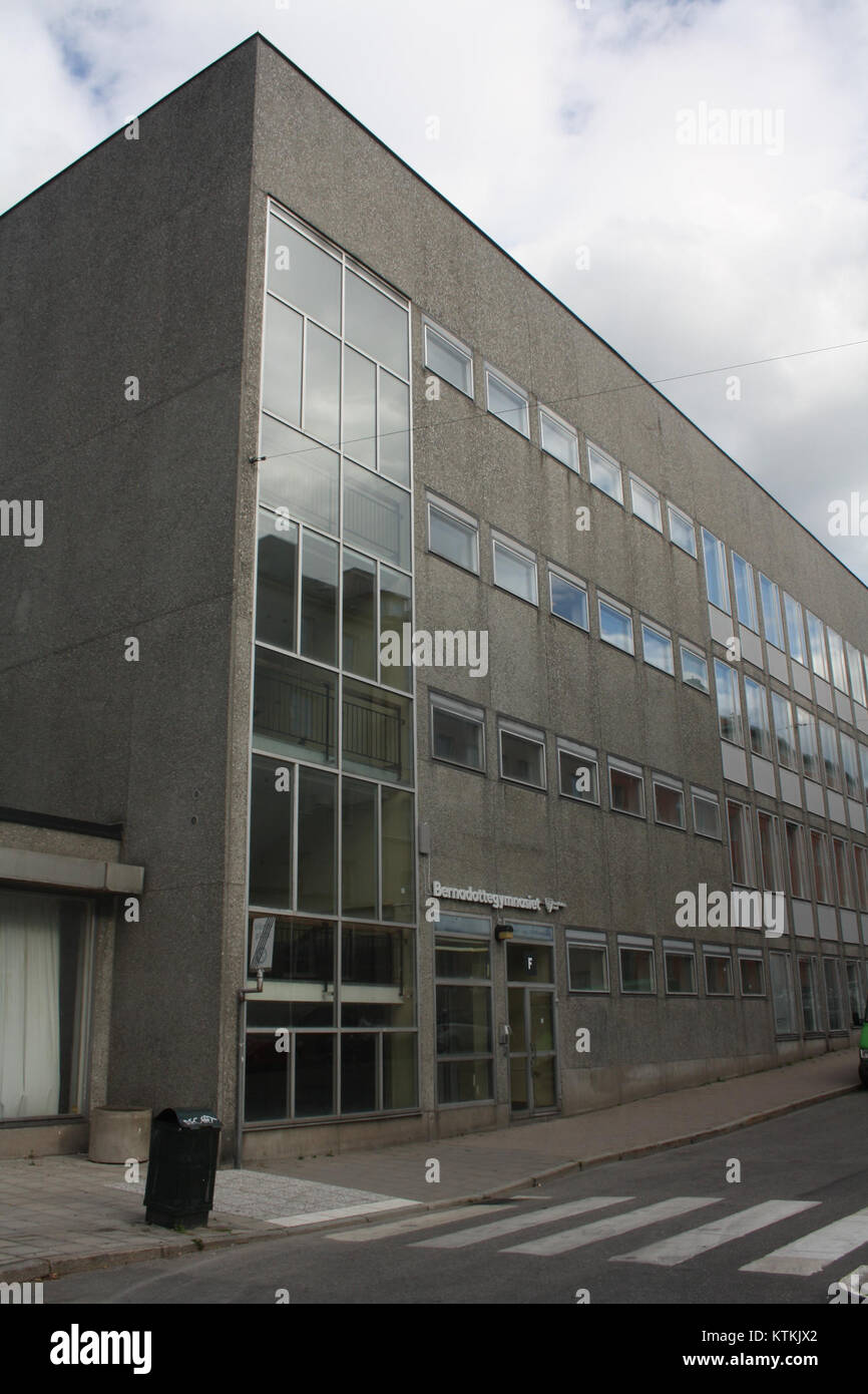 Bernadottegymnasiet è una scuola secondaria superiore svedese situata a Ã-stersund, Svezia. Offre una gamma di programmi accademici e prepara gli studenti all'istruzione superiore o alla forza lavoro. La scuola è nota per i suoi forti standard accademici e per le attività extracurriculari attive. Foto Stock