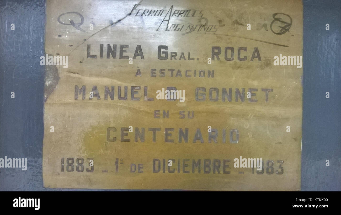 Est. Gonnet è una località in Argentina e la targa commemorativa per il centenario celebra le pietre miliari storiche della zona. Riflette l'importanza culturale e gli eventi storici di questa regione argentina. Foto Stock