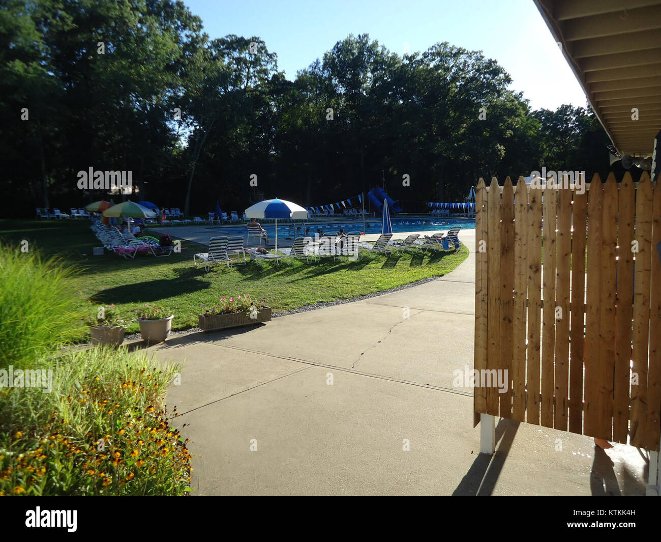 La piscina Berkeley Heights, situata nel New Jersey, è una struttura ricreativa locale famosa per le attività estive e offre uno spazio per riunioni di comunità per famiglie e nuotatori alla fine di agosto. Foto Stock