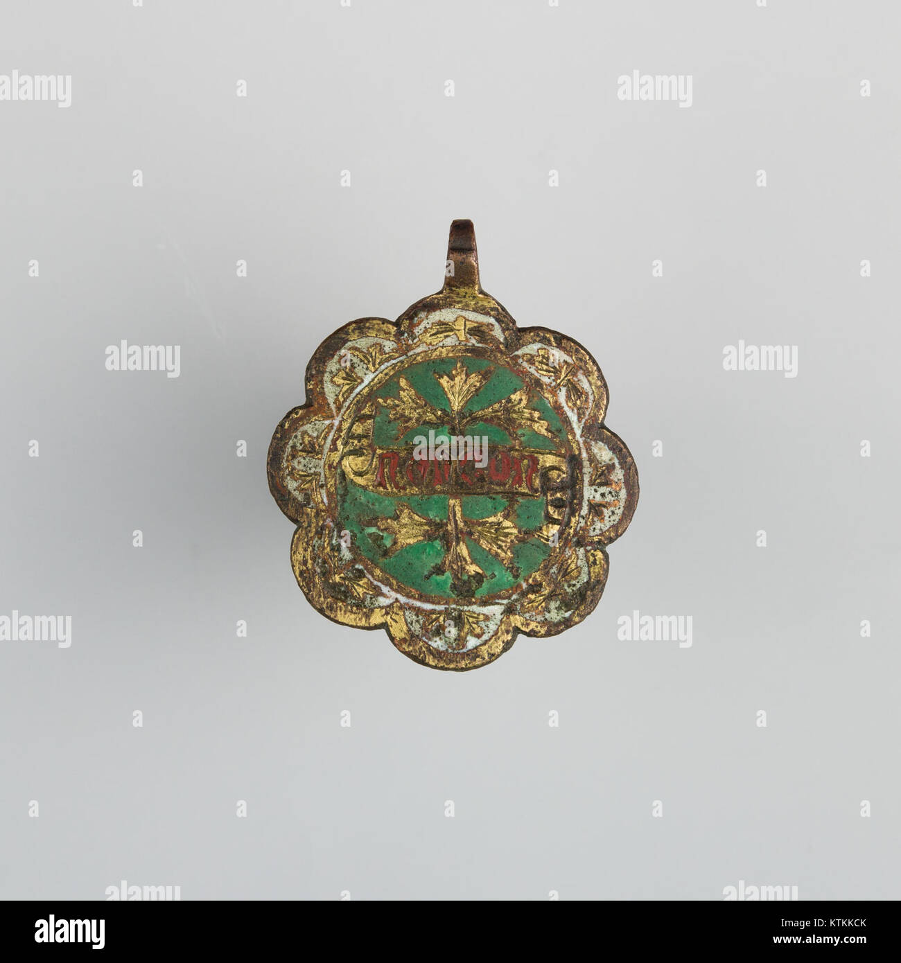 Un logo metallico, forse parte di un'imbracatura, catalogato sotto MET LC 04.3.391 001. Si tratta probabilmente di un pezzo decorativo o funzionale utilizzato in attrezzatura equestre. Lo scopo esatto e il periodo della sua origine non sono chiari, ma riflettono l'artigianalità e il design tipici degli accessori per imbracature. Foto Stock