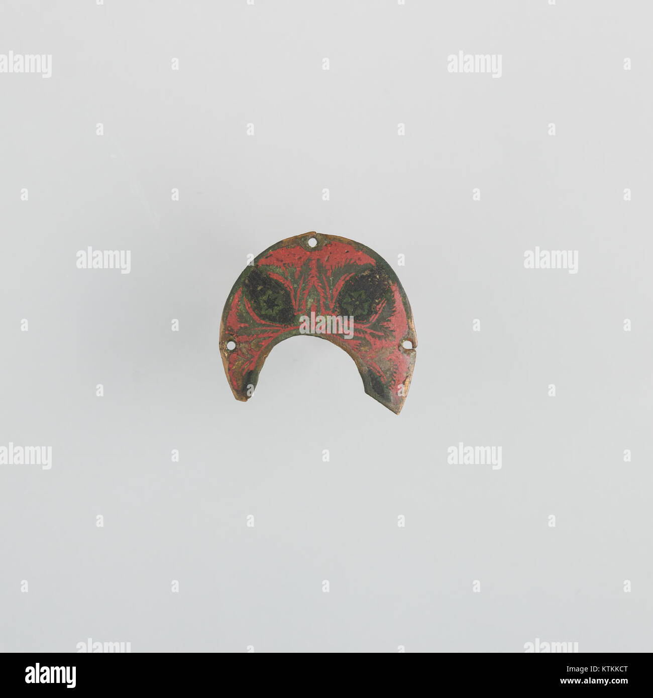 Questo distintivo, catalogato come MET LC 04.3.396 001, rappresenta un artefatto significativo proveniente da una collezione, molto probabilmente legato ad usi militari o storici. Esemplifica la progettazione dall'inizio alla metà del XX secolo per uso istituzionale o organizzativo. Foto Stock