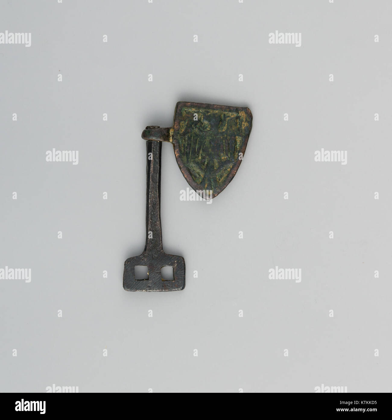 Questo distintivo, catalogato sotto il MET LC 04.3.406 002, fa parte della collezione del Metropolitan Museum of Art Il distintivo è probabilmente un elemento di rilevanza storica o culturale, che rappresenta potenzialmente un'organizzazione o un evento. Foto Stock