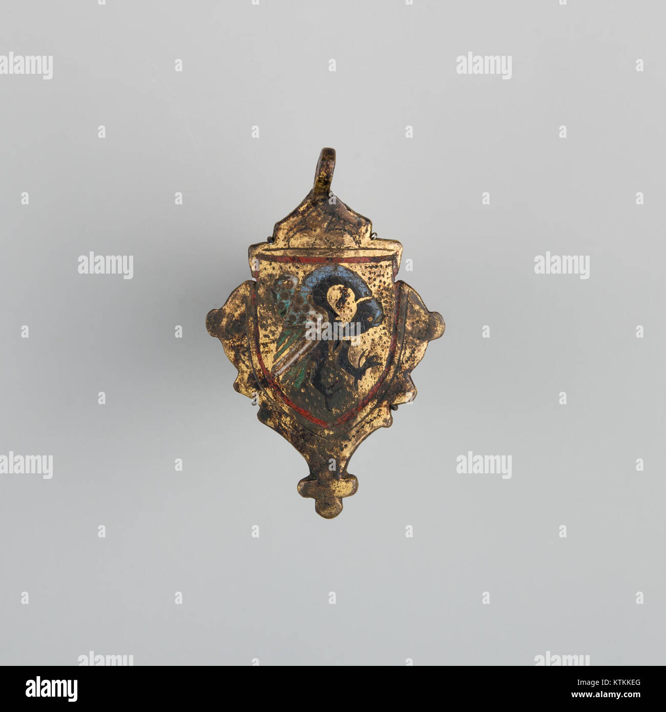 Un badge catalogato sotto MET LC 04.3.433 001, parte della collezione MET. Il distintivo è un esempio di design storico, che mostra l'artigianato e il significato in contesti culturali e sociali. Foto Stock