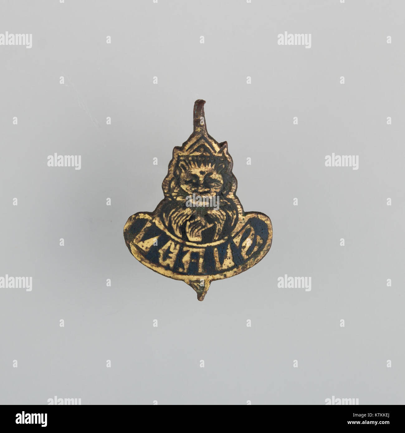 Questo distintivo, probabilmente di un'imbracatura da cavallo, è un oggetto decorativo antico. Rappresenta l'artigianato coinvolto nella creazione di attrezzature per cavalli, con dettagli intricati e significato storico nella cultura equestre. Foto Stock