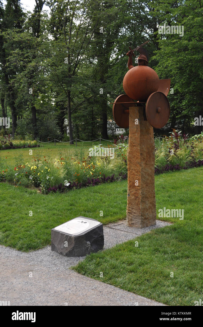 Il Planetenwanderweg di Bad Nauheim è un modello in scala del nostro sistema solare, caratterizzato da sculture di pianeti, tra cui Marte, create da Rainer Landgraf. Il sentiero si estende dal Goldsteinpark all'osservatorio storico di Johannisberg, fornendo informazioni sia astronomiche che mitologiche. Foto Stock