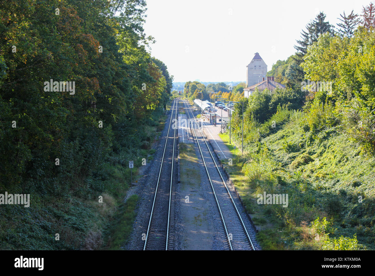 Questa immagine cattura i binari ferroviari della stazione di Friedberg in Baviera, Germania, mostrando le infrastrutture di trasporto e la rete ferroviaria della regione nel 2016. Foto Stock