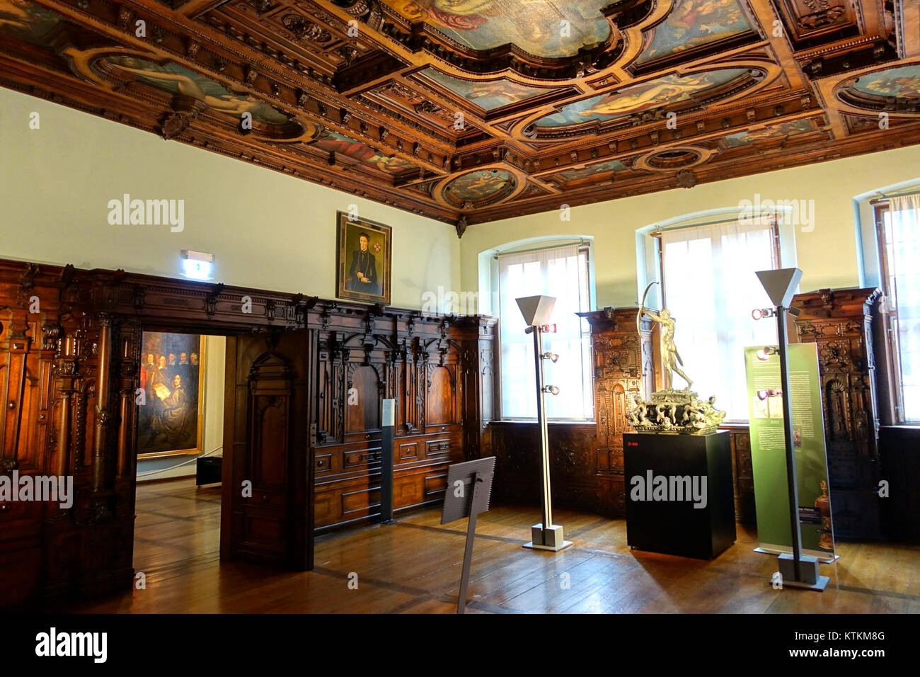 La Peller House di Norimberga, in Germania, costruita nel 1610-1611, è un notevole esempio di architettura rinascimentale. La sala esposta nello Stadtmuseum Fembohaus espone elementi di design specifici del periodo e manufatti storici. Foto Stock