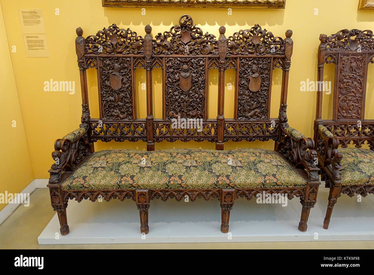 Questa panchina e poltrone in stile neogotico, realizzate intorno al 1870 in quercia con tessuti derivati da Gobelin, sono ospitate nel Germanisches Nationalmuseum di Norimberga, Germania. Questi pezzi riflettono l'artigianato della fine del XIX secolo. Foto Stock