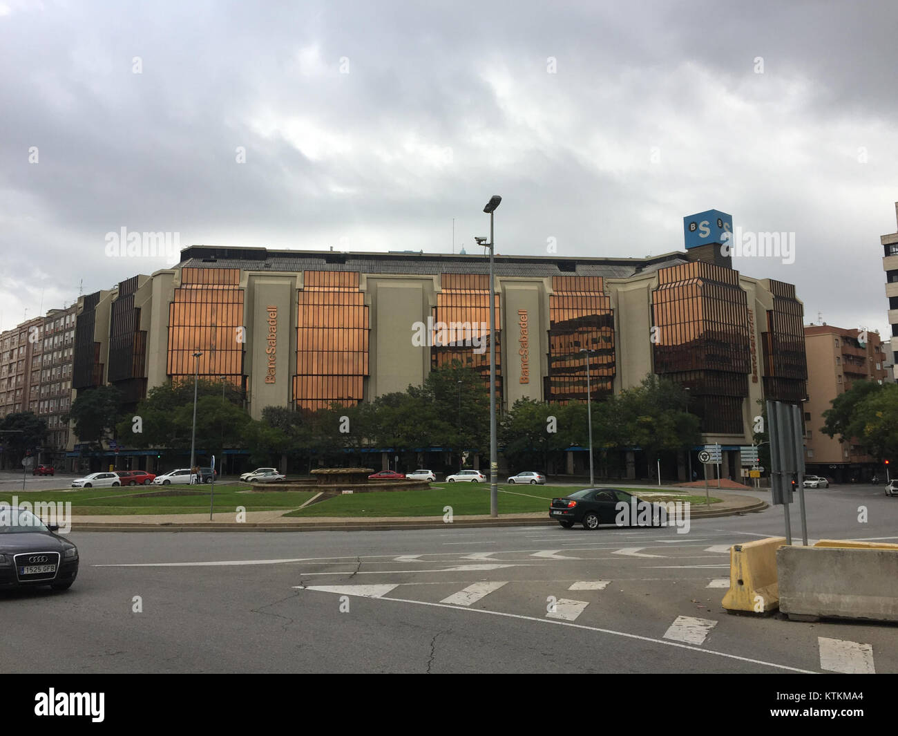 Fotografia della sede centrale di Banc Sabadell, situata in Spagna, che mette in evidenza il suo design architettonico moderno e l'ambiente urbano. Foto Stock