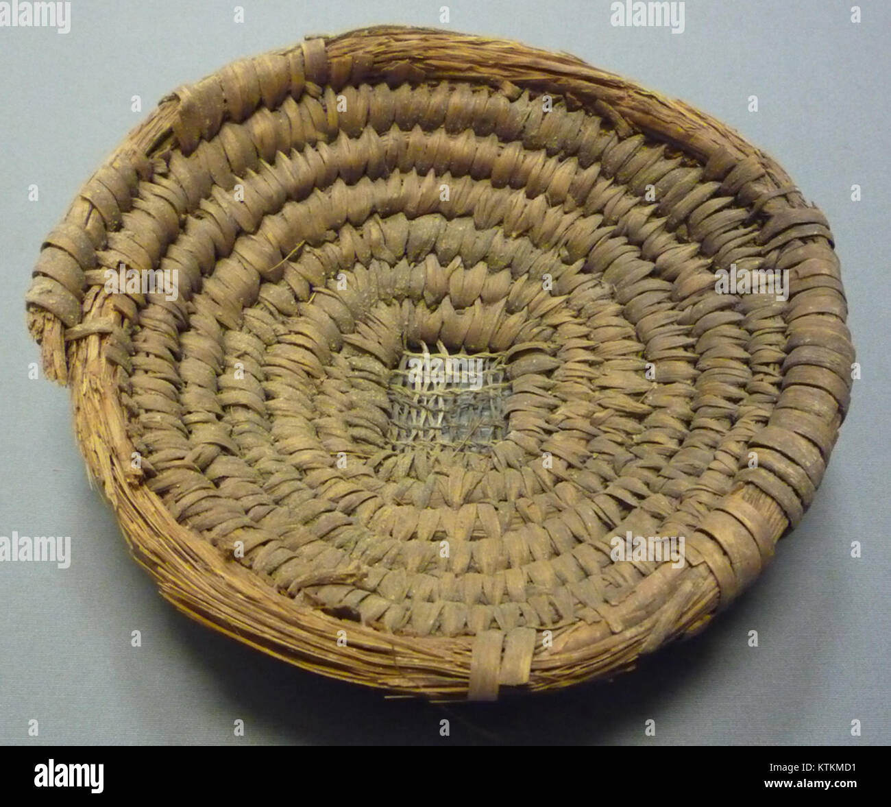 Un'opera d'arte raffigurante un cesto, che mostra il suo significato culturale e funzionale nel contesto della cultura materiale e della vita quotidiana. Foto Stock