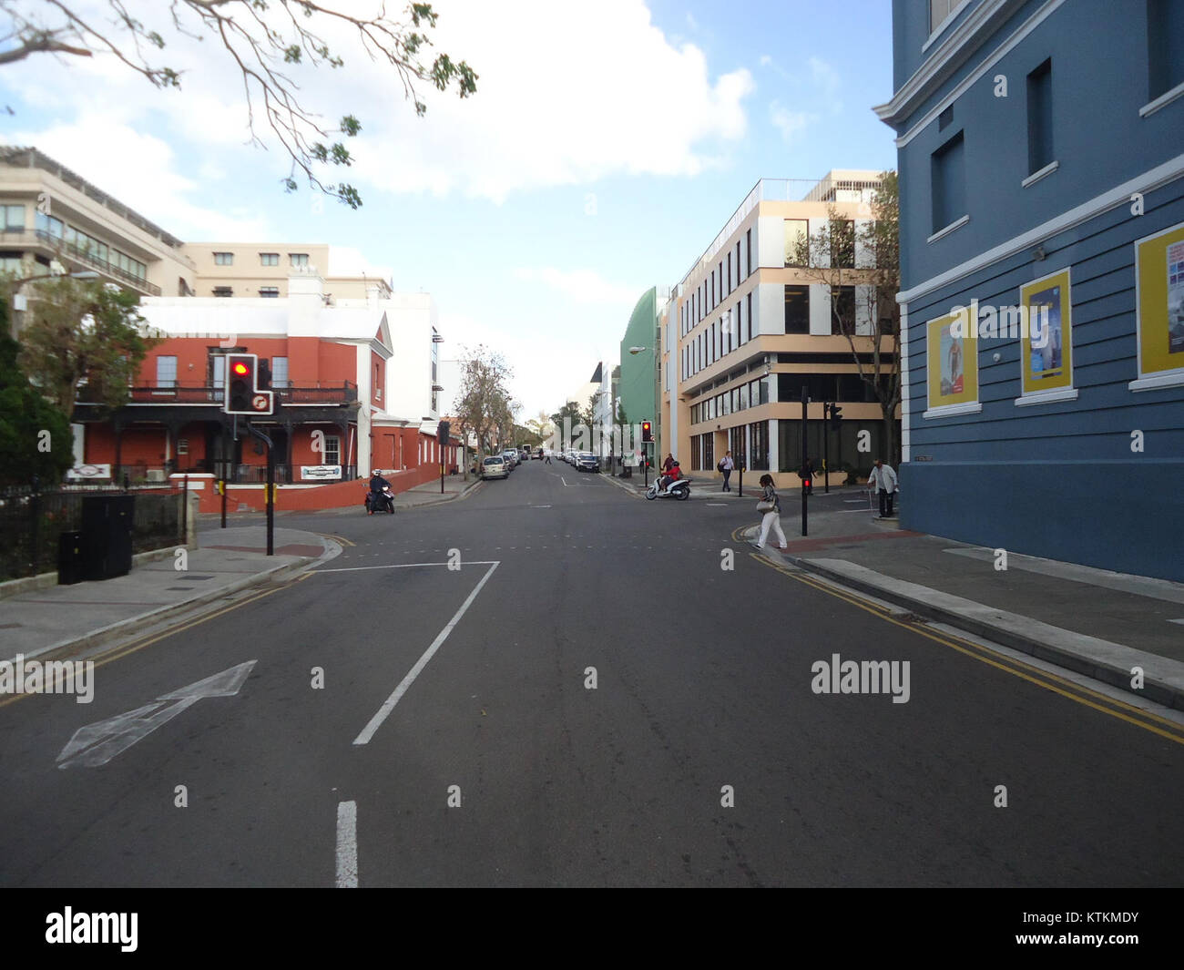 La vista sulla strada di Hamilton, Bermuda, catturata nell'immagine numero 416, mostra la vivace scena urbana nella capitale delle Bermuda. Mette in risalto l'architettura coloniale e la vivace atmosfera di strada, comune al centro della citta'. Foto Stock