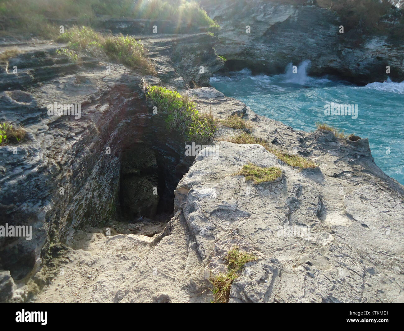 Questa immagine mostra le grotte all'interno e intorno all'Admiralty Park a Pembroke, alle Bermuda. Le formazioni naturali sono caratteristiche geologiche significative della regione. Foto Stock