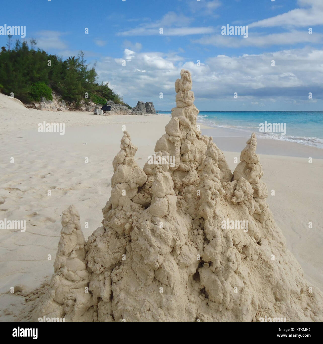 Una fotografia di un castello di sabbia con il numero "171", che probabilmente fa riferimento a una competizione o a un luogo nelle Bermuda, che mostra arte di spiaggia e attività ricreative. Foto Stock