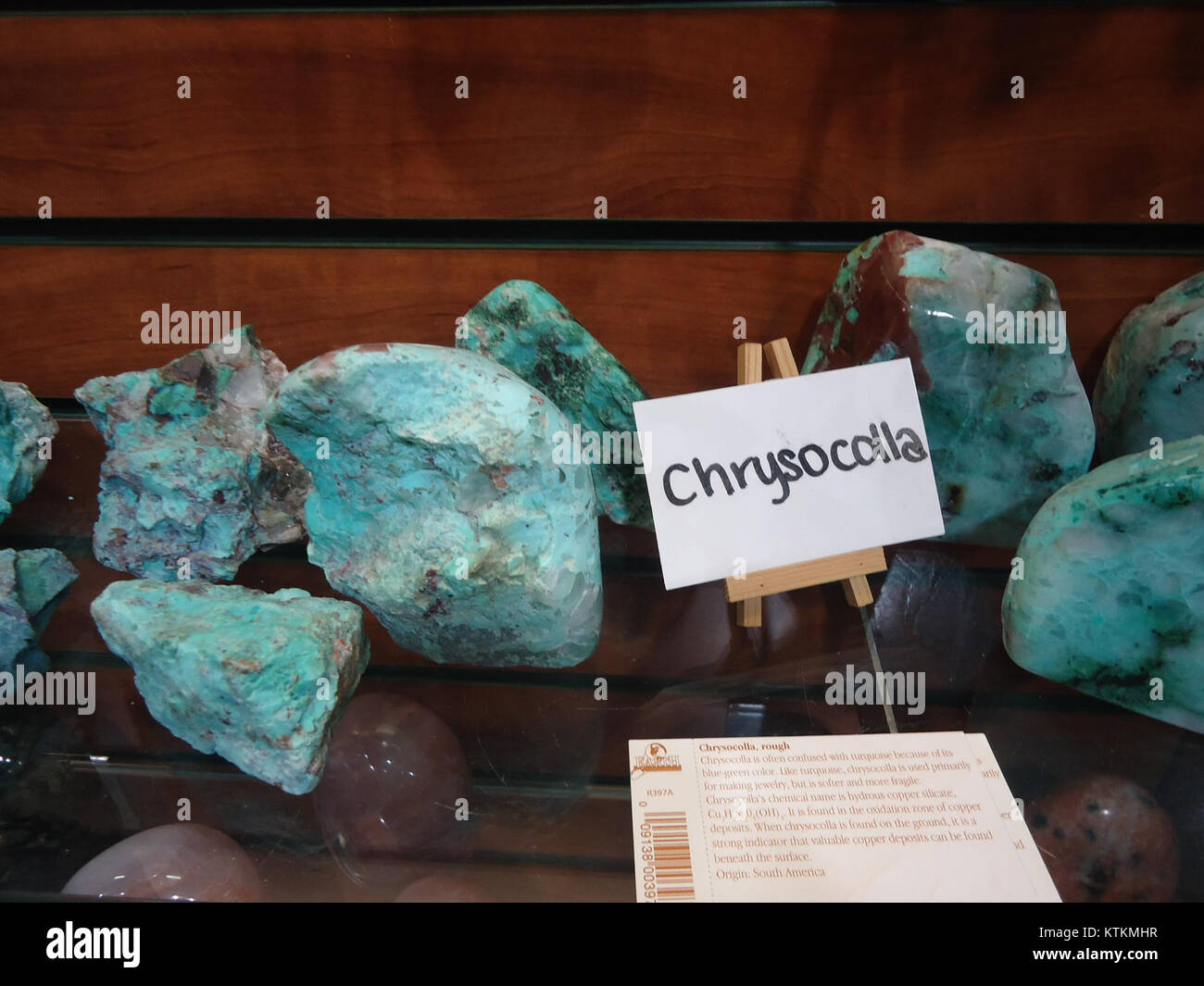 L'immagine raffigura una varietà di minerali disponibili per la vendita presso il negozio di articoli da regalo Crystal Caves alle Bermuda. Questi minerali naturali mostrano la diversità geologica dell'isola e sono un souvenir popolare per i visitatori. Foto Stock