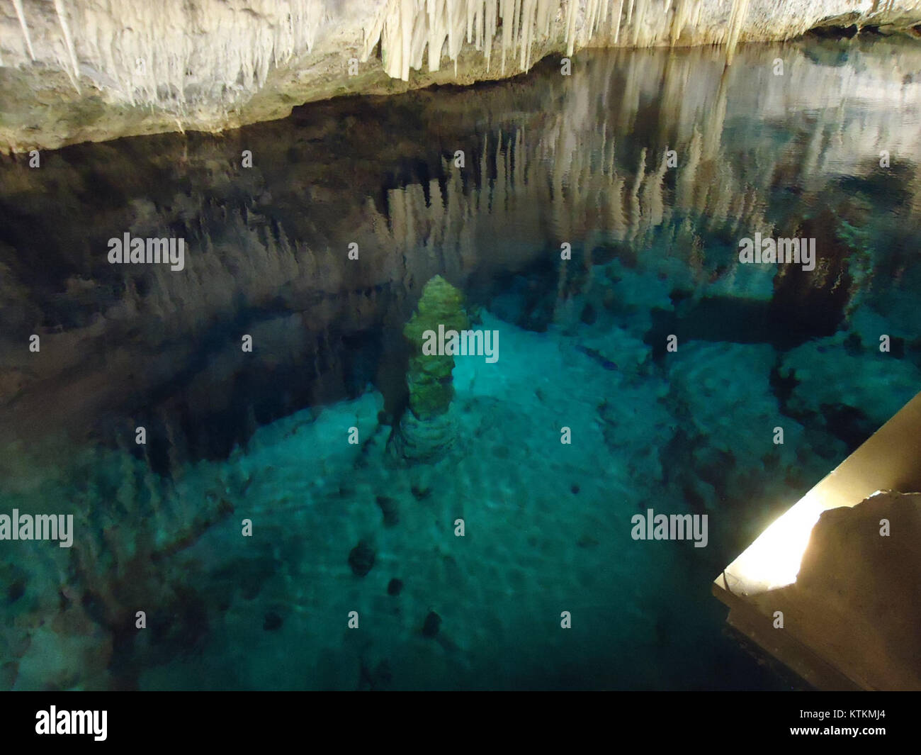 Le Bermuda, un territorio britannico d'oltremare, sono note per le sue grotte calcaree uniche, che sono famose attrazioni turistiche per le loro impressionanti formazioni e il loro significato storico. Foto Stock