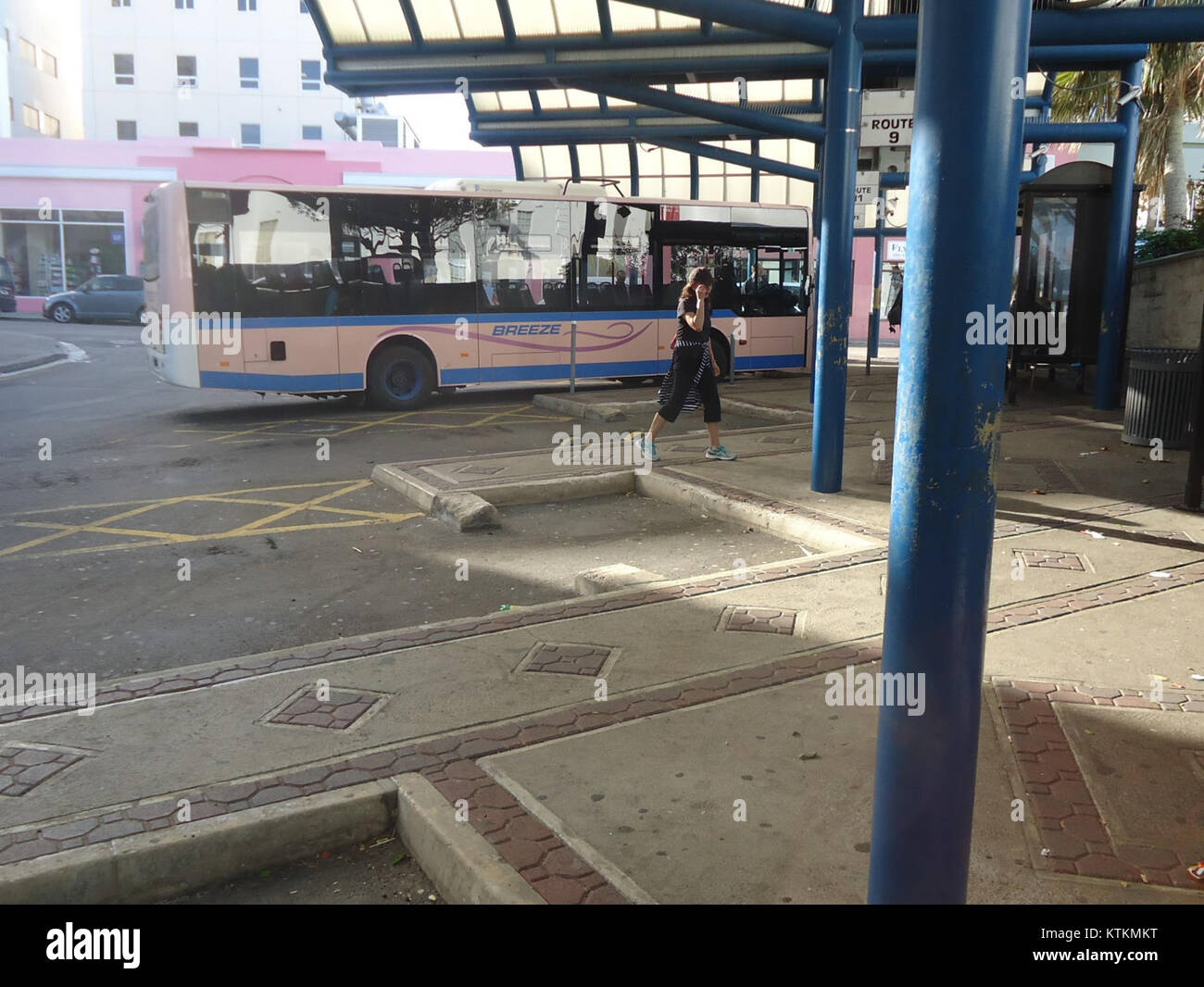 Un'immagine di una stazione degli autobus a Hamilton, Bermuda, che mostra le infrastrutture di trasporto pubblico nel territorio britannico d'oltremare, sottolineando la pianificazione urbana e i servizi di trasporto. Foto Stock