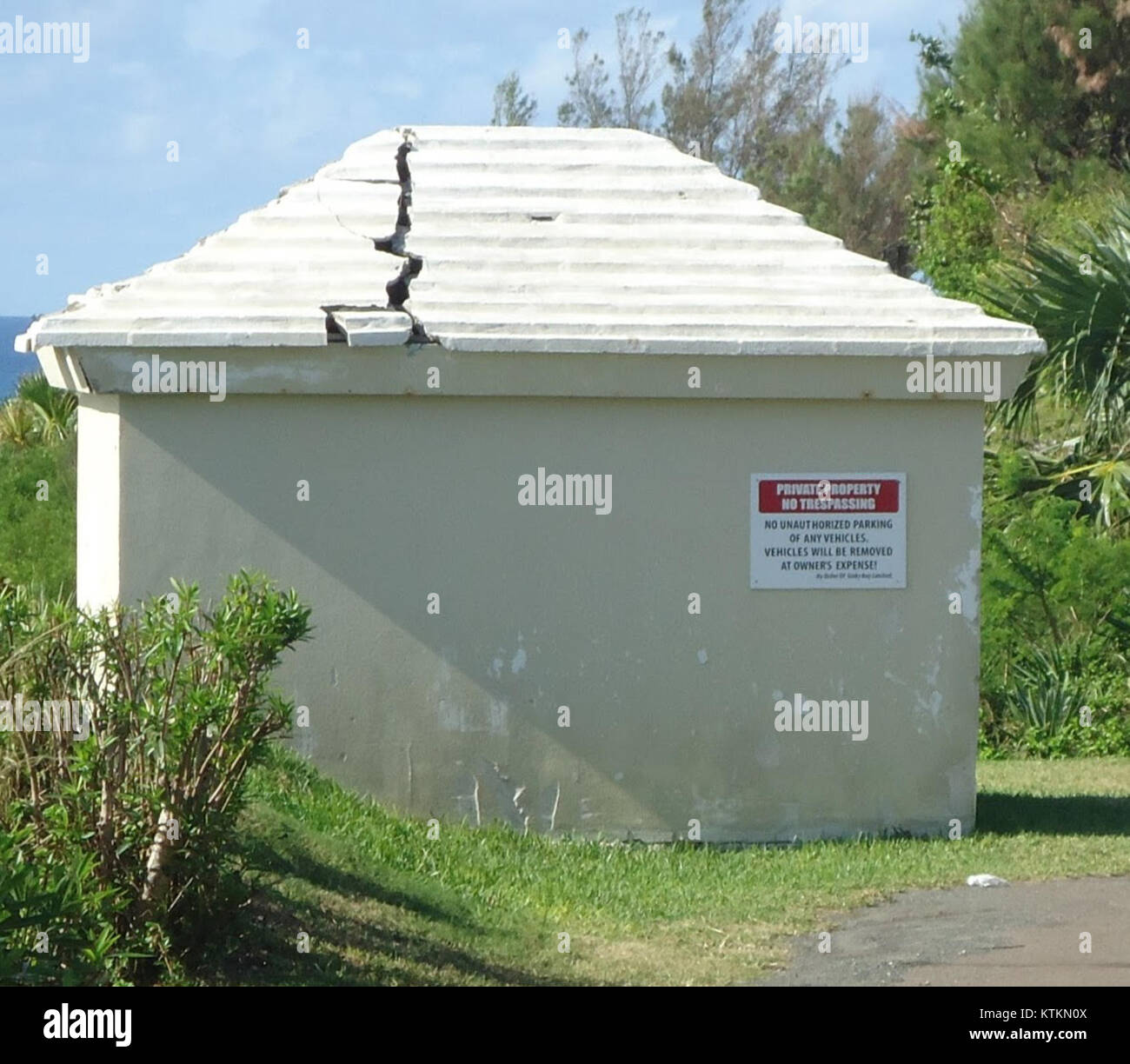 Questa foto delle Bermuda mostra un tetto con possibili danni causati da un uragano. L'immagine evidenzia gli effetti di condizioni meteorologiche estreme sulle strutture di costruzione nella regione, che è soggetta a uragani a causa della sua posizione tropicale. Foto Stock