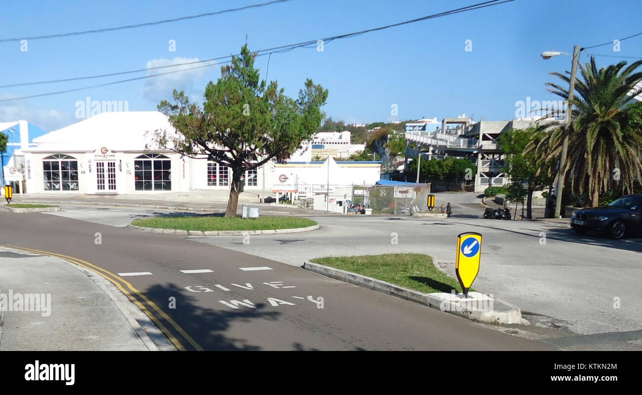 Una fotografia della rotatoria di Hamilton, Bermuda, che mostra le infrastrutture locali e il design urbano in questo territorio britannico d'oltremare. Foto Stock