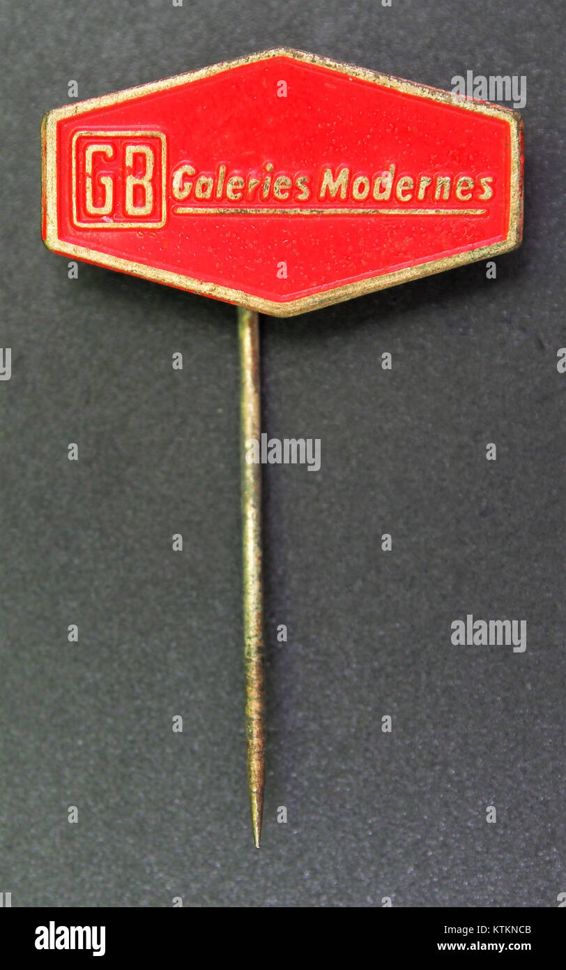 GB Galeries Modernes speldje si riferisce a un gioiello, probabilmente una spilla o un distintivo, associato alle Galeries Modernes, uno storico grande magazzino. Il pezzo rappresenta un esempio di moda vintage e oggetti da collezione. Foto Stock