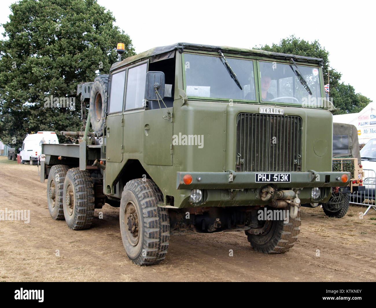 Il camion di recupero Berliet, un veicolo rinomato per la sua durata e il suo design, esemplifica l'eccellenza ingegneristica del marchio Berliet. Foto Stock