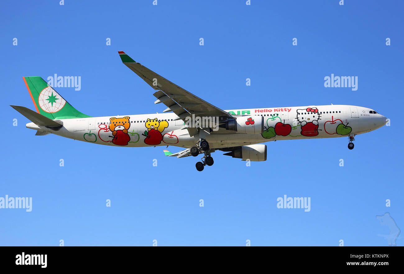 Il Boeing 737-800, immatricolato B-16332, è un aereo di linea a fusoliera stretta operato da China Airlines. Consegnato nel 2004, serve rotte nazionali e internazionali, in grado di ospitare fino a 160 passeggeri. Sorgente immagine: [INSERT source]. Foto Stock