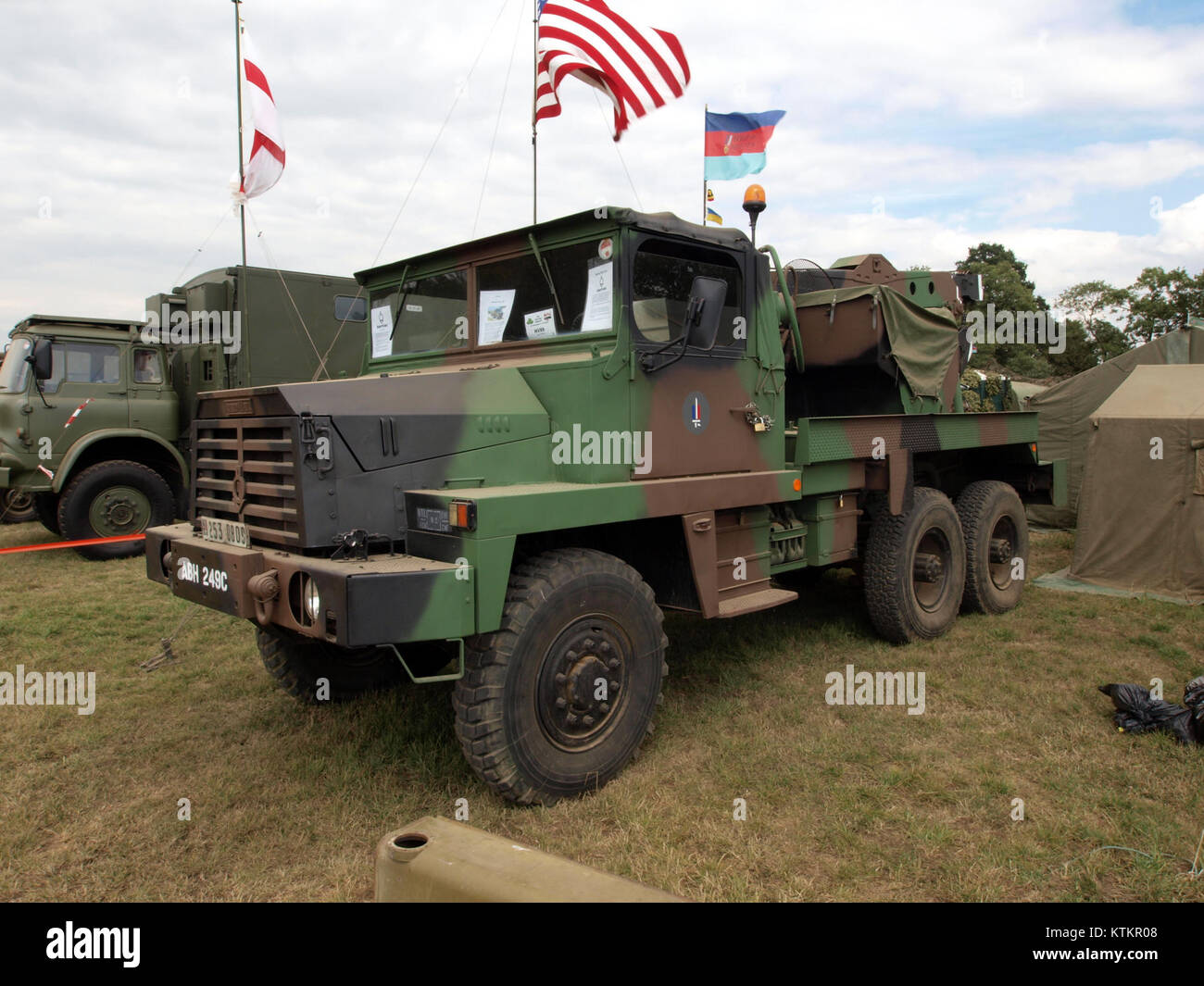 Il Berliet TBC 8kt è un relitto militare utilizzato per le operazioni di recupero. Il suo design consente il trasporto e il recupero di attrezzature militari pesanti, giocando un ruolo cruciale nella logistica militare. Foto Stock
