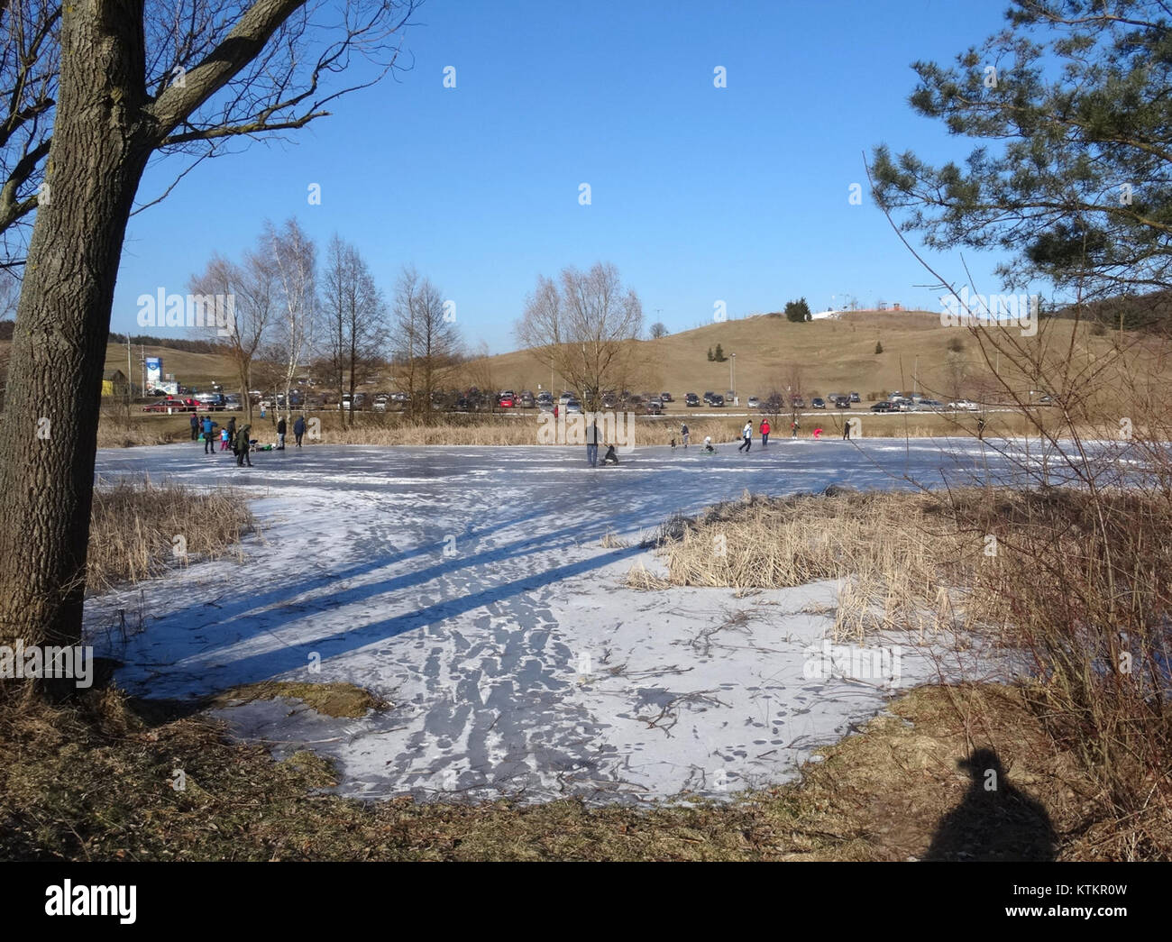 Una scena invernale del 2017 che mostra stagni in LKPiW, catturando l'ambiente naturale nella stagione fredda con neve e ghiaccio. Foto Stock
