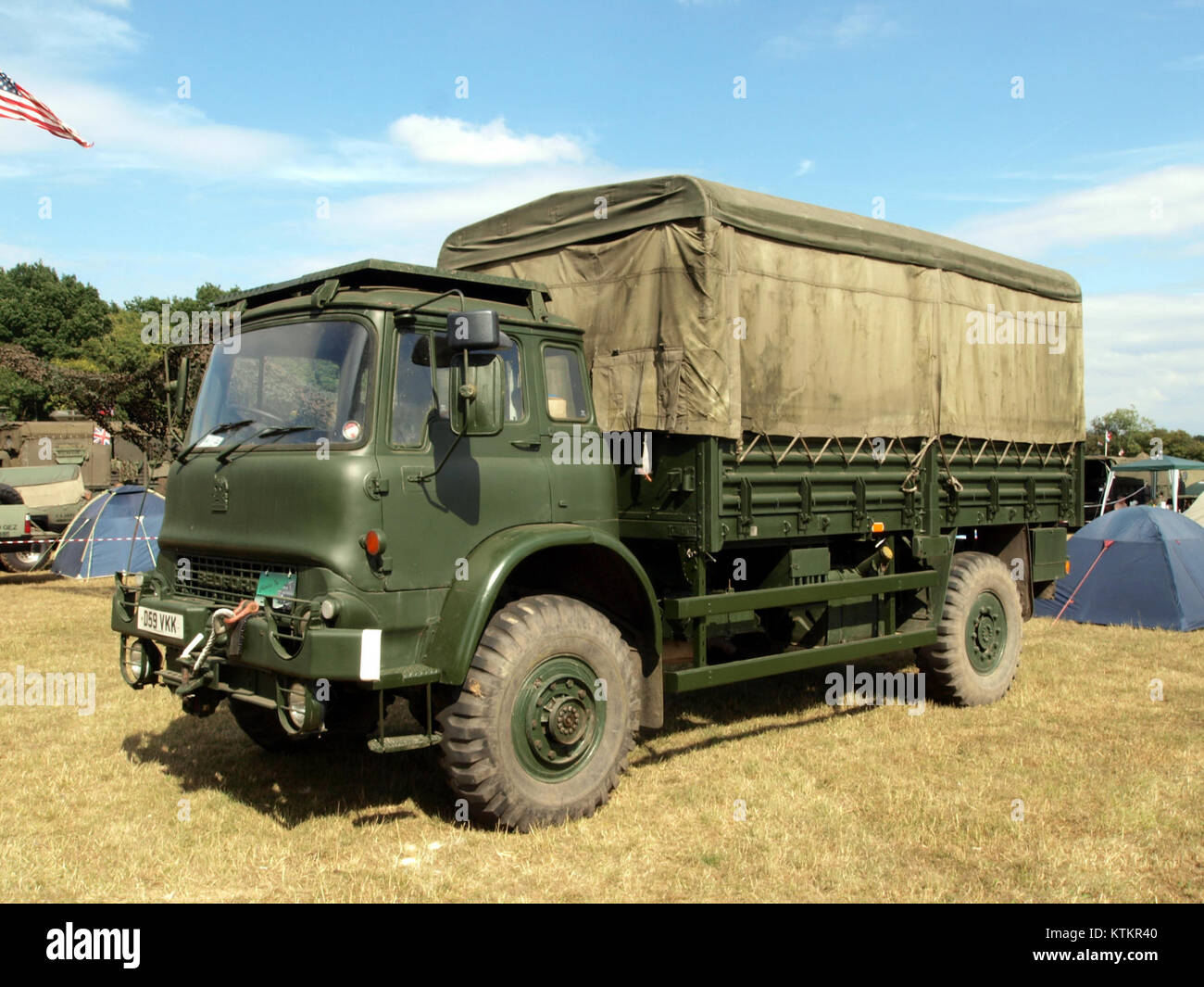 Il veicolo Bedford serie MJ, introdotto nel 1981, è una variante 4x4 del Bedford TK, progettata per uso militare. È dotato di un motore Bedford 3300 turbocompresso, che produce 90-108bhp a 2.600 giri/min. Ampiamente utilizzate dalle forze armate britanniche, furono prodotte oltre 50.000 unità, servendo vari ruoli fino a quando non furono sostituite da modelli più recenti. Foto Stock