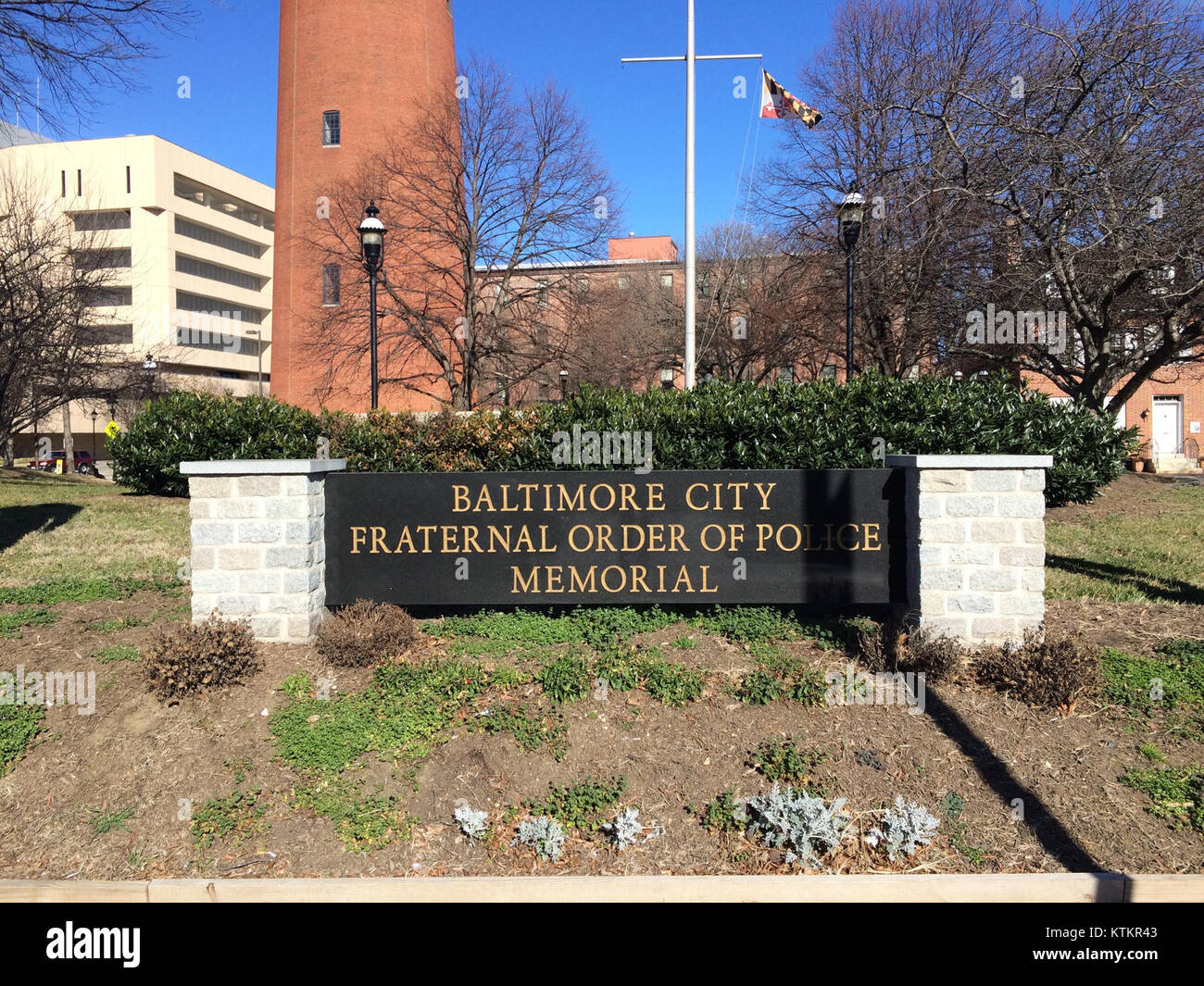 Il Baltimore City Fraternal Order of Police Memorial onora gli agenti delle forze dell'ordine che hanno servito la città. Il memoriale commemora la loro dedizione e sacrificio, rappresentando il rispetto della città per le sue forze di polizia e il loro contributo alla sicurezza pubblica. Foto Stock