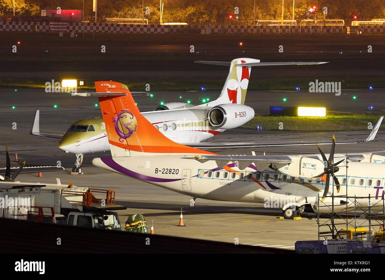 B 8269 si riferisce a un identificatore unico, eventualmente correlato a un numero di immatricolazione di un veicolo, di un aeromobile o di una nave. Il contesto specifico per questa registrazione non è specificato, ma può fare riferimento a una designazione di modello o categoria nei registri di trasporto. Foto Stock