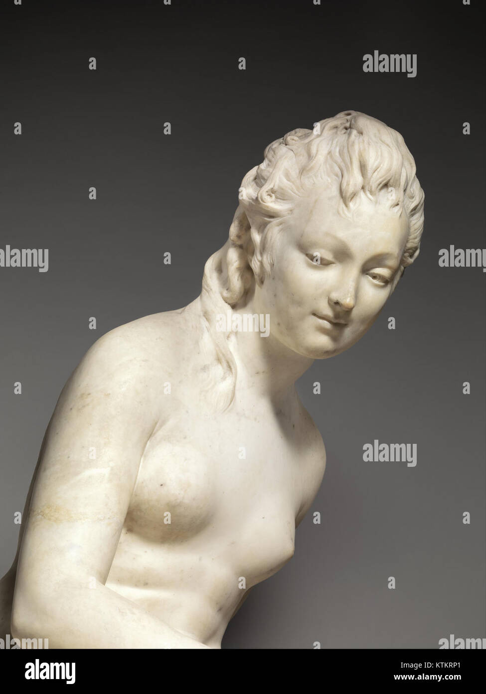 Una scultura classica di un bagnante, parte di un gruppo di fontane, che cattura la grazia e la bellezza della forma umana nell'acqua. L'opera rappresenta la maestria artistica nella rappresentazione del corpo umano e della sua interazione con l'acqua. Foto Stock