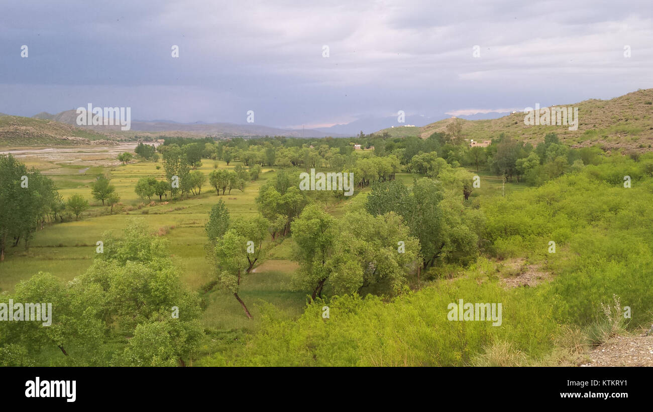BAGAN KURRAM AGENCY, fotografata da Umar Munir, cattura le caratteristiche geografiche e culturali di questa regione in Pakistan. L'area, conosciuta per la sua ricca storia, è documentata attraverso immagini che mostrano i suoi paesaggi e il suo significato culturale. Foto Stock