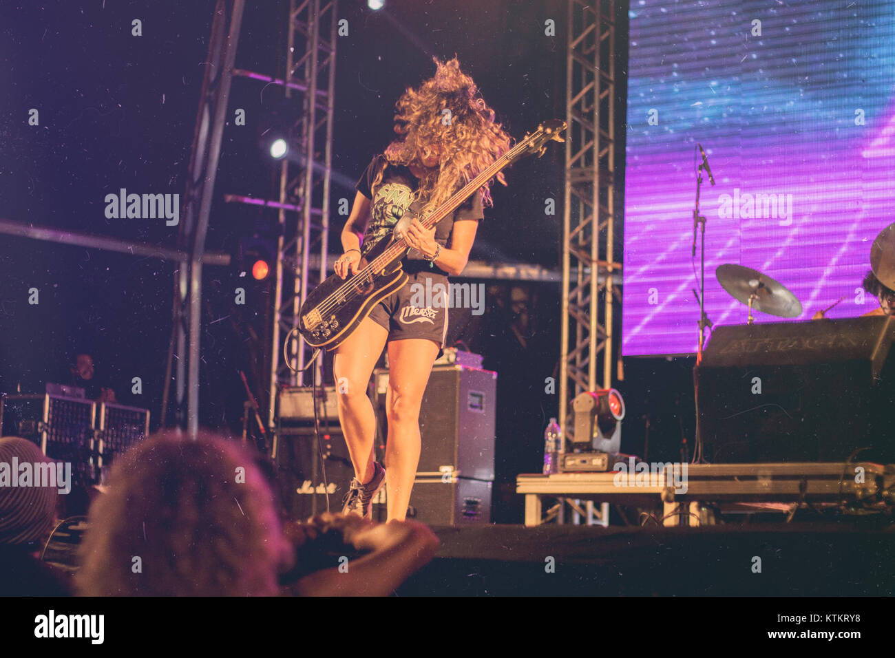 Un bassista che si esibisce sul palco, mostrando il proprio talento musicale in una performance dal vivo. Il ruolo del bassista è cruciale per impostare il ritmo e le basi della musica durante il concerto. Foto Stock