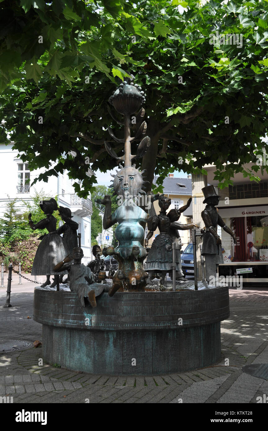 Kurgastbrunnen, una notevole fontana termale a Bad Soden, Germania, famosa per le sue proprietà curative e l'acqua terapeutica. Foto Stock