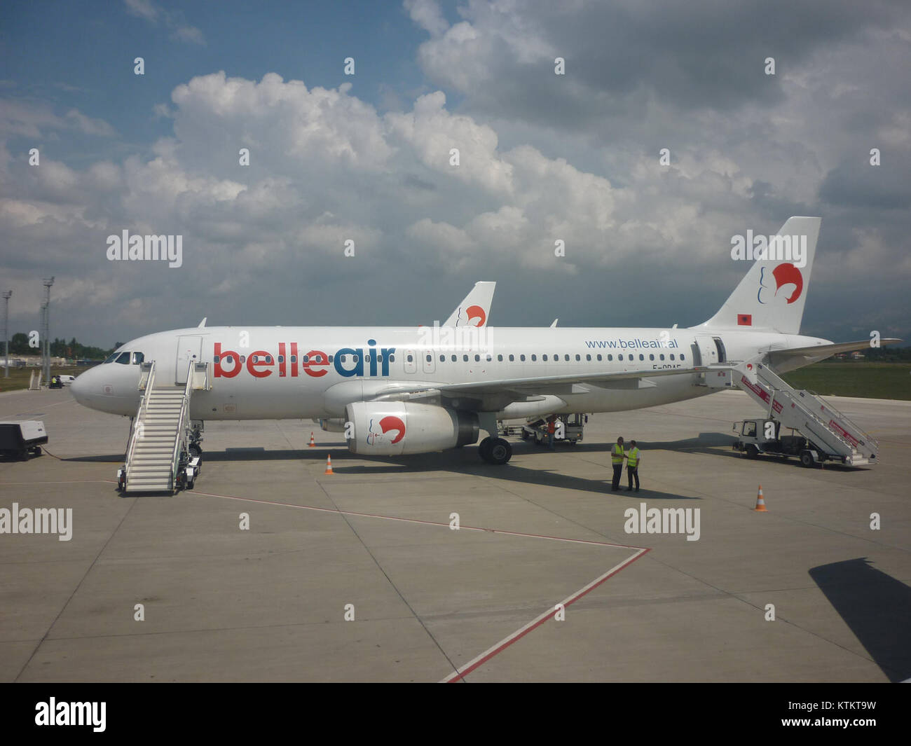 Il Belleair A320, che opera sotto la compagnia aerea ORAE, è un moderno aereo di linea che fornisce servizi di linea da Tirana. Offre ai passeggeri un'esperienza di viaggio confortevole con funzioni avanzate. Foto Stock